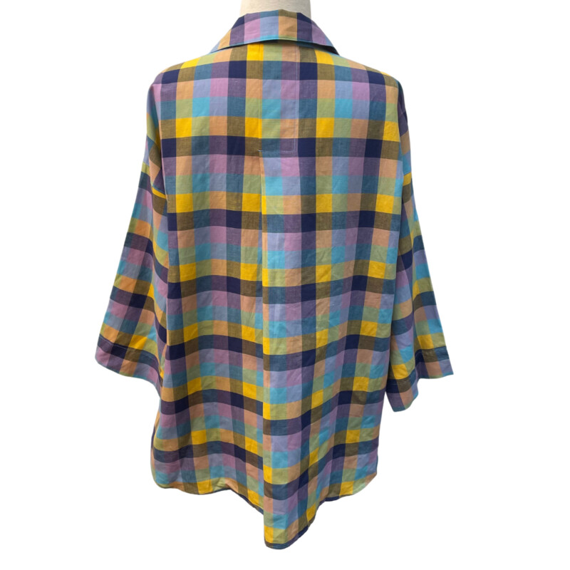 Isaac Mizrahi Plaid Top
3/4 Sleeve
48% Lycocell, 28% Cotton, 24% Linen
Navy, Lilac, Yellow, and Aqua
Size: M/L