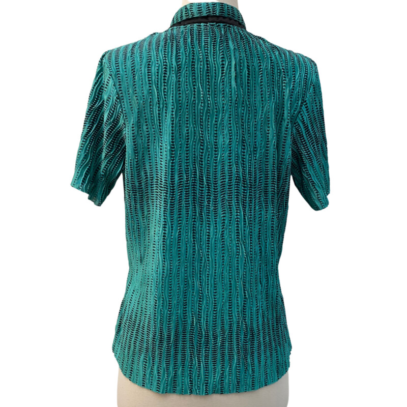 Jamie Sadock Zip Top<br />
Kelly Green and Black<br />
Size: Medium<br />
<br />
This Top would pair well with the Jamie Sadock Zip Jacket also listed