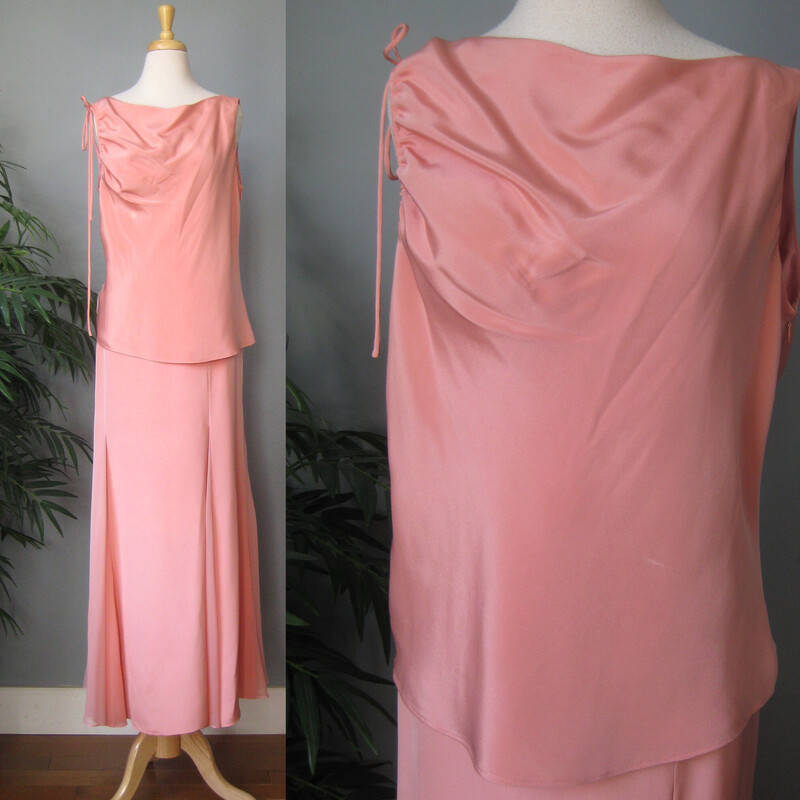 Elegantly draped ensemble is a 2 pc by Flores and Flores.
Lustrous 100% silk in a soft peach color.
1. A high cowl neck tunic, sleeveless, with a decorative cord tie at one shoulder.  Fully lined, side zipper.  Flares out slightly at the hem.
flat measurements:
armpit to armpit: 24
waist area: 18
width at hem: 22.5
length: 23.5
2. long gored skirt, same material but the gores are filled with tonal sheer silk chiffon Fully lined, zipper closure.
Flat measurements:
waist: 17
hip: 23
length: 42

CONDITION:  two tiny issues:
1.  a one inch long white dash of deoderant.  I don't DARE try to get it out, honestly in person in regular lighting - hard to see.  Located on the center front over the ribs.  See it in my first picture
2. a barely there mar in the silk on the back of the skirt near the wearer's backside.  See it in my last picture
Thanks for looking!
#3683