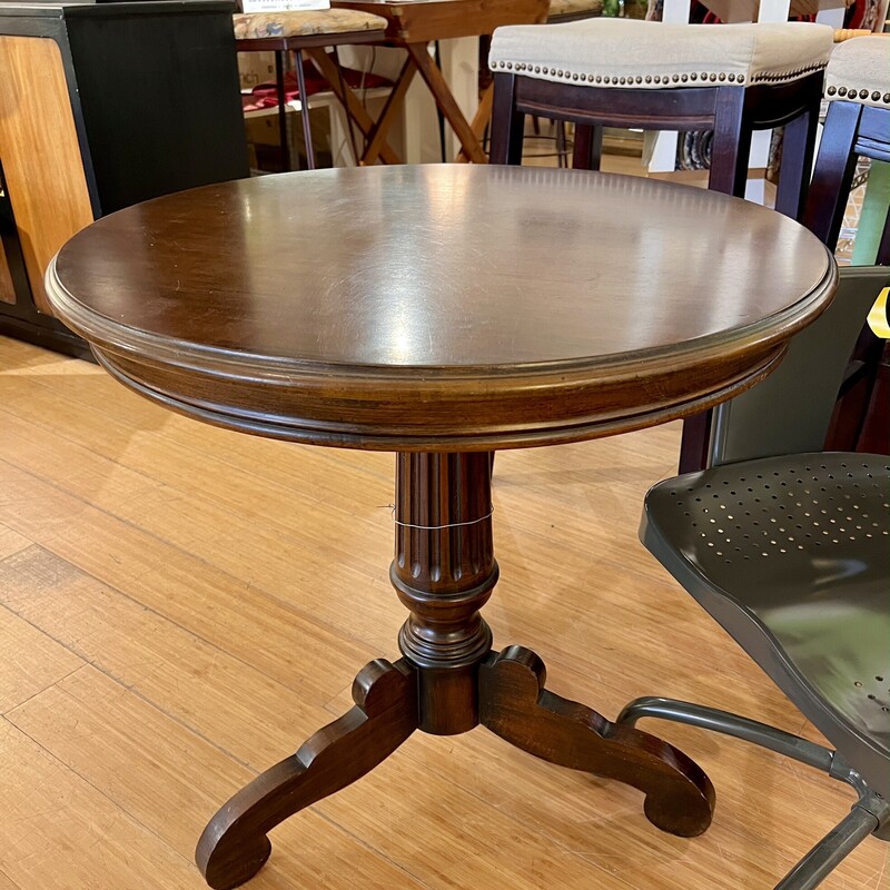 Vintage, Round Accent Table
Size: 28x27