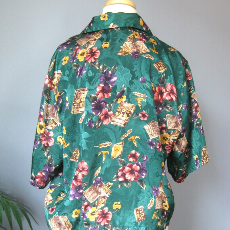 Vtg Silky Book Shirt, Green, Size: Medium
This is the PERFECT gift for your book nerd Friend !  Especially if they are enamoured of French Novelists.

It's a silk (but probably polyester) charmeuse jacquard in dark teal green, covered with purple and red flowers and sprinkled with candlesticks and books labled Balzac, Zola and Norwood ( apparently Norwood is a town in England to which the auther Zola fled after getting mixed up in the infamous Dreyfus case)
so fun and if you are or have a Lit grad student in your life how cute and unique would this be as a gift.

Excellent condition
Flat measurements, please double where approrpriate:
Shoulder to shoulder: 17
Armpit to Armpit: 22
Width at hem: 21.25 (it has a shaped hem so it will fit more smoothly if you want to tuck it in)
Length: 23.5

thank for looking!
#54290