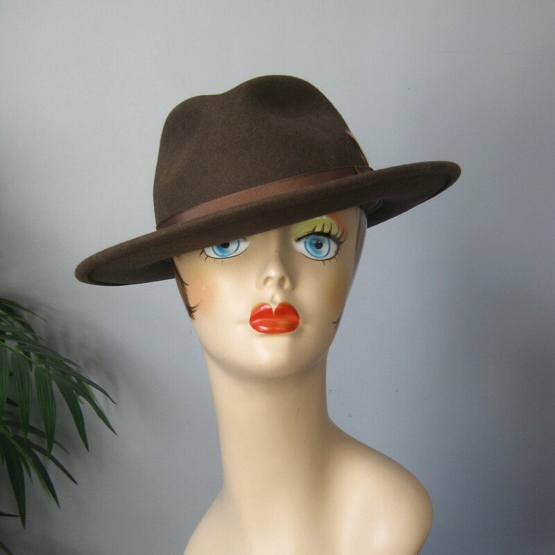Mens Wool Fedora, Brown, Size: Large
This is s great looking  brown fedora from the 00s by a small upstate NY department store chain called Peebles..

 feather tuft in the hat band
Inner hat band measures 22 3/8 around.  This will fit large heads.
Thanks for looking.

#62013