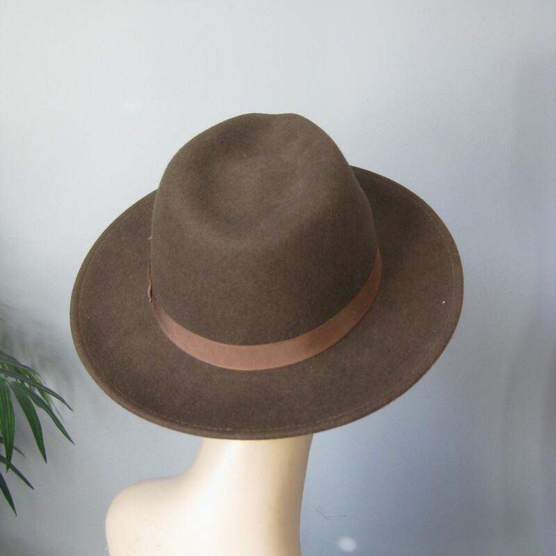 Mens Wool Fedora, Brown, Size: Large
This is s great looking  brown fedora from the 00s by a small upstate NY department store chain called Peebles..

 feather tuft in the hat band
Inner hat band measures 22 3/8 around.  This will fit large heads.
Thanks for looking.

#62013
