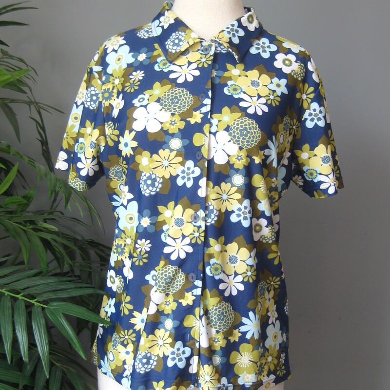 Old Navy Printed Buttondo, Blue, Size: Large
Adorable retro flower print on a short sleeve button down shirt. Late 90s or Y2K vintage.
by Old Navy Swim and it's made of nylon.  So it's super cute but not a breathable fabric.
You could use as a coverup or an autumn season top maybe with a long sleeve tee underneath.
Made in the USA

Excellent condition
Marked size Large, but no!  will not fit a modern size large, better for a small maybe medium.

armpit to armpt: 20.75
length: 23

thanks for looking!
#59990