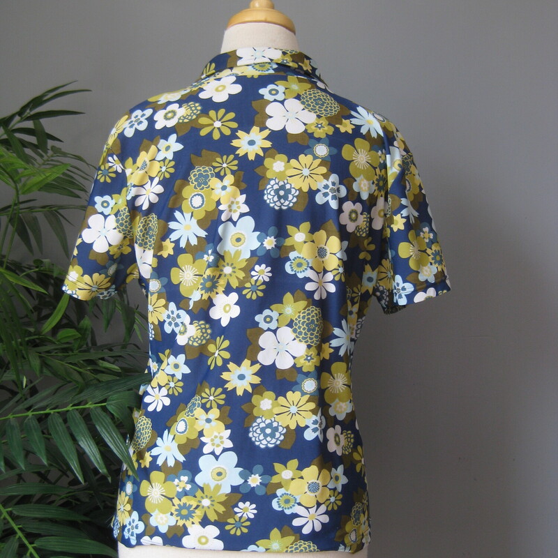 Old Navy Printed Buttondo, Blue, Size: Large<br />
Adorable retro flower print on a short sleeve button down shirt. Late 90s or Y2K vintage.<br />
by Old Navy Swim and it's made of nylon.  So it's super cute but not a breathable fabric.<br />
You could use as a coverup or an autumn season top maybe with a long sleeve tee underneath.<br />
Made in the USA<br />
<br />
Excellent condition<br />
Marked size Large, but no!  will not fit a modern size large, better for a small maybe medium.<br />
<br />
armpit to armpt: 20.75<br />
length: 23<br />
<br />
thanks for looking!<br />
#59990