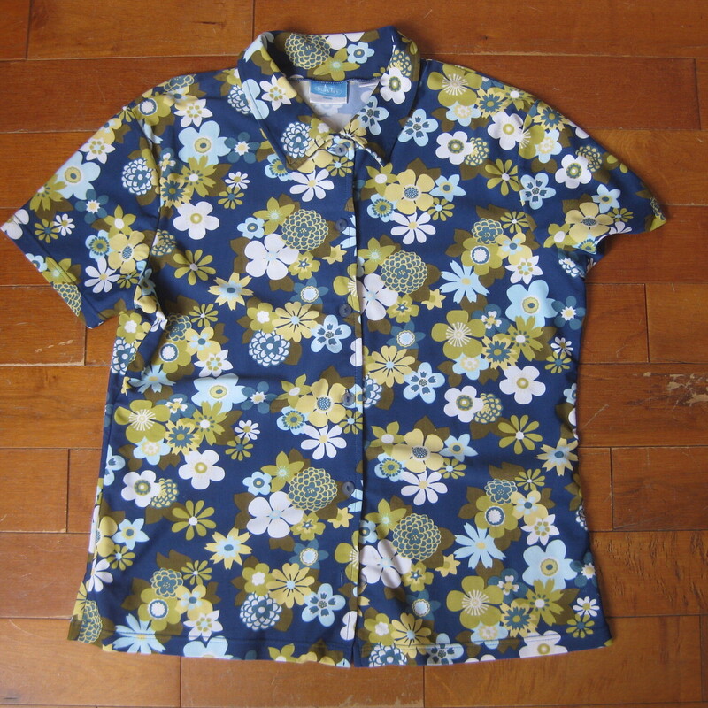 Old Navy Printed Buttondo, Blue, Size: Large<br />
Adorable retro flower print on a short sleeve button down shirt. Late 90s or Y2K vintage.<br />
by Old Navy Swim and it's made of nylon.  So it's super cute but not a breathable fabric.<br />
You could use as a coverup or an autumn season top maybe with a long sleeve tee underneath.<br />
Made in the USA<br />
<br />
Excellent condition<br />
Marked size Large, but no!  will not fit a modern size large, better for a small maybe medium.<br />
<br />
armpit to armpt: 20.75<br />
length: 23<br />
<br />
thanks for looking!<br />
#59990