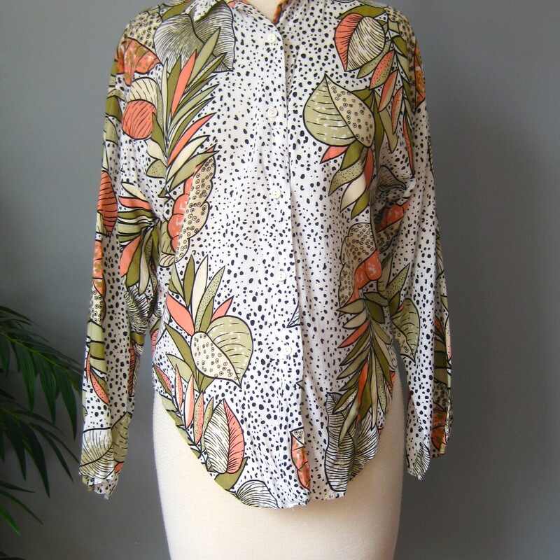 Vtg Stefano Tropical Wrap, B/W, Size: Medium
Fun type by youth brand Stephano, a favorite in the 1980s.  It has a bold tropical/botanical print meandering down the sides and the back in sage green and pretty peach, all outlined in strong black on a dotted black and white background.

Style : Long Sleeved Button down shirt
Fabric Content : 100% Rayon


Marked size medium,
Flat Measurements please double where appropriate:
Shoulder to shoulder: 19.5
Armpit to Armpit: 21.25
length: 25
Underarm sleeve seam: 17.5


Thanks for looking.
#60551