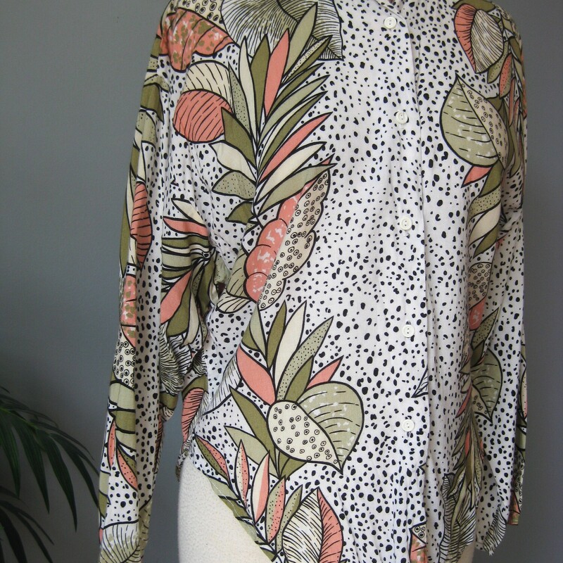 Vtg Stefano Tropical Wrap, B/W, Size: Medium<br />
Fun type by youth brand Stephano, a favorite in the 1980s.  It has a bold tropical/botanical print meandering down the sides and the back in sage green and pretty peach, all outlined in strong black on a dotted black and white background.<br />
<br />
Style : Long Sleeved Button down shirt<br />
Fabric Content : 100% Rayon<br />
<br />
<br />
Marked size medium,<br />
Flat Measurements please double where appropriate:<br />
Shoulder to shoulder: 19.5<br />
Armpit to Armpit: 21.25<br />
length: 25<br />
Underarm sleeve seam: 17.5<br />
<br />
<br />
Thanks for looking.<br />
#60551