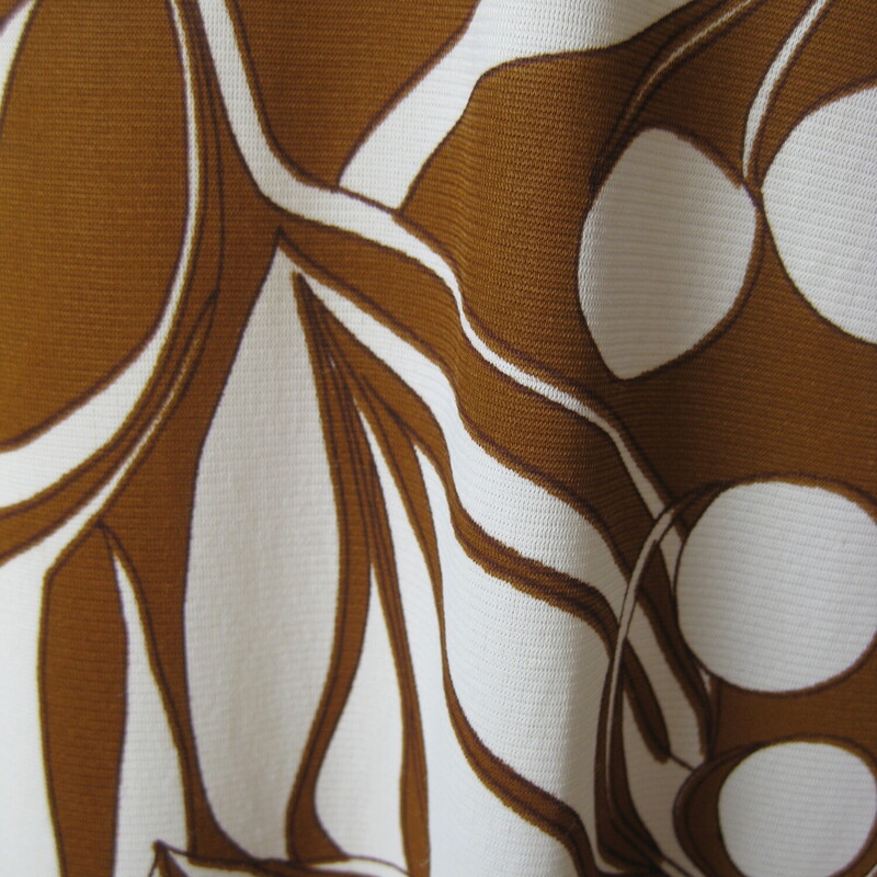 Vtg L Aiglon Printed Tee, Brown, Size: Medium
Here is a very simple shift dress with a brown and white psychedelic botanical print.
It's by L'Aiglon
Short sleeves
It has a center back zipper
Ulined.
There are no fabric identification tags, but I am sure it is nylon knit, with some stretch.
The print does all the talking in this cute day dress.

It has a center back vinyl zipper, fully lined, nice dress making.
No labels except for an ILGWU label and a size label that says Size 15 (closer to modern 8-10)

Flat measurements, please double where appropriate:
Shoulder to shoulder: 16.5
Armpit to Armpit: 21.25
Waist: 19.75
Hips: 22
Length: 42
Great vintage condition!

Thanks for looking.
#59992