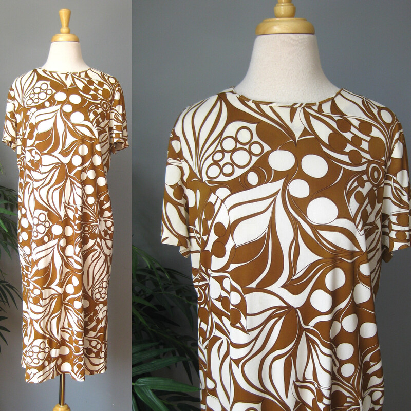 Vtg L Aiglon Printed Tee, Brown, Size: Medium
Here is a very simple shift dress with a brown and white psychedelic botanical print.
It's by L'Aiglon
Short sleeves
It has a center back zipper
Ulined.
There are no fabric identification tags, but I am sure it is nylon knit, with some stretch.
The print does all the talking in this cute day dress.

It has a center back vinyl zipper, fully lined, nice dress making.
No labels except for an ILGWU label and a size label that says Size 15 (closer to modern 8-10)

Flat measurements, please double where appropriate:
Shoulder to shoulder: 16.5
Armpit to Armpit: 21.25
Waist: 19.75
Hips: 22
Length: 42
Great vintage condition!

Thanks for looking.
#59992
