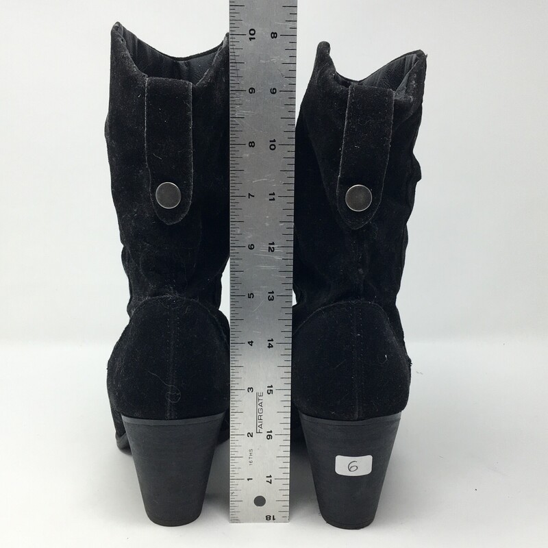 103-232 Rampage, Black, Size: 6<br />
short booties with button on the back suede  okay condition