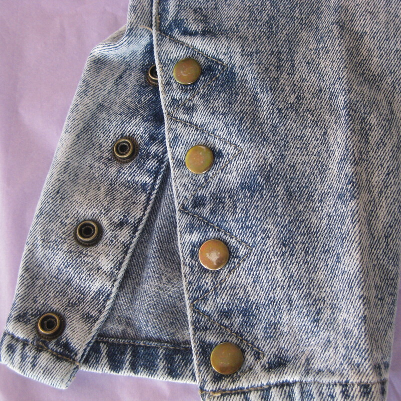 Stefano Acid Wash, Blue, Size: Medium<br />
Vintage 1980s high waisted jeans by Stephano with a baggy silhouette<br />
Regular weight denim in an acid wash.  Tapered leg High waist<br />
4 working snaps at the bottom of each leg.<br />
No back pockets<br />
<br />
Made in Indonesia, 100% cotton, no spandex, no stretch<br />
Marked size 10 pls see measurements below<br />
Excellent condition.  The finish on the snaps at the ankle are a little bit worn as shown.  All are functional and solidly attached.<br />
<br />
Flat measurements:<br />
waist: 14<br />
hip: 21<br />
rise: 12.75<br />
inseam: 25.5 This is pretty short make sure you're happy with where these will hit on you, any questions, don't hesitate!<br />
side seam: 36.5<br />
<br />
Thanks for looking!<br />
#58109