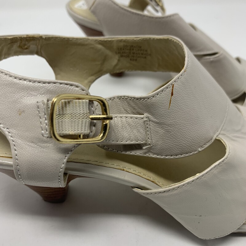 110-175 Bandolino, Beige, Size: 8.5
heels with thick straps and a buckle on the side n/a  good condition