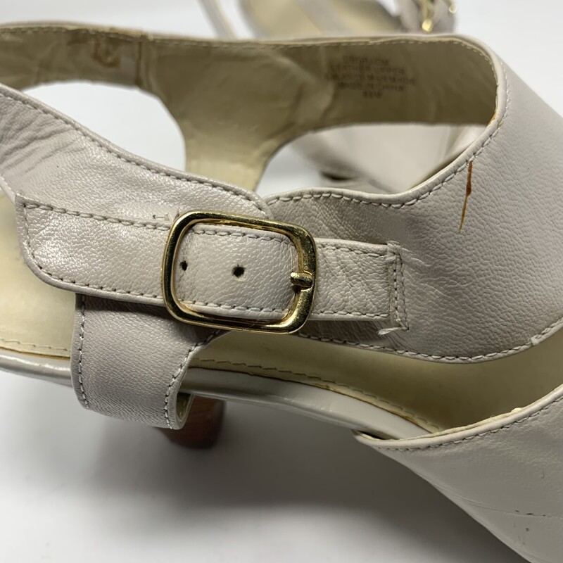 110-175 Bandolino, Beige, Size: 8.5<br />
heels with thick straps and a buckle on the side n/a  good condition