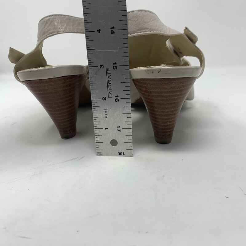 110-175 Bandolino, Beige, Size: 8.5<br />
heels with thick straps and a buckle on the side n/a  good condition