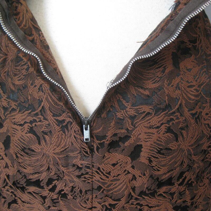 Gorgeous brocade two piece ensembly from the 1950s by Leslie Fay.
It's black and brown with a textured floral/foliage pattern.
The fabric is substantial
There is a fitted dress with little capped sleeves and a cropped bolero jacket with round almost portrait collar, three quarter sleeves and covered buttons.

Details & Measurments:

Jacket: the body of the jacket is linedin black fabric, but not the sleeves.
Shoulder to Shoulder: 14.75 (this is narrow)
Armpit to armpit: 21
Length: 15

Dress: it has a center back metal zipper
armpit to armpit: 18
waist: 14
hip: 19.5
length:38

Excellent condition!
Thank you for Looking
#57302.
