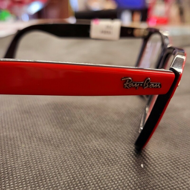 Ray-Ban Red Original Wayfarer Classic<br />
- Comes with UV protected polarized lens, case and cloth.<br />
- Initial design from 1952<br />
-in Brand NEW condition!