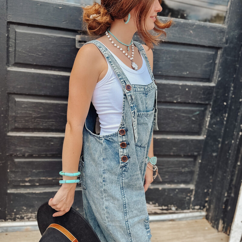 These oversized overalls are SO comfy and SO cute! Even if you think they won't look good on you, think again because they WILL! Dress them up or down, wear them in all seasons with different layers under or on top of them!

Madison is wearing a size Large. Anna is wearing a Small.