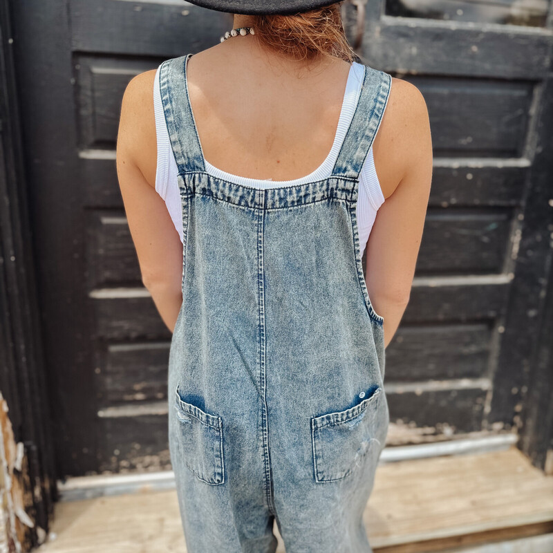 These oversized overalls are SO comfy and SO cute! Even if you think they won't look good on you, think again because they WILL! Dress them up or down, wear them in all seasons with different layers under or on top of them!<br />
<br />
Madison is wearing a size Large. Anna is wearing a Small.