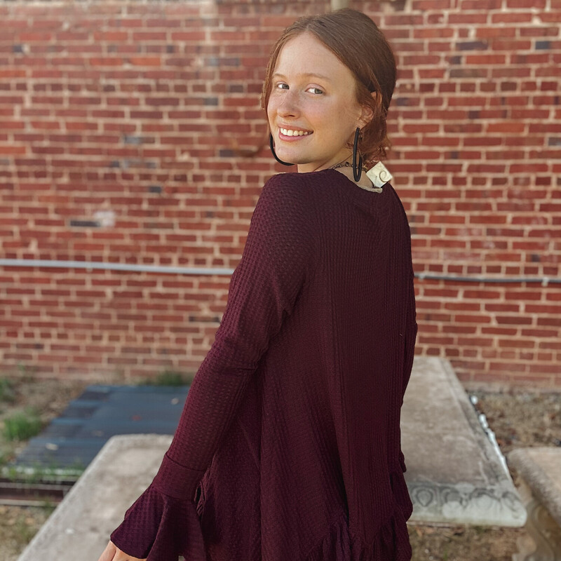 This Free People (Olivia) Inspired* Top is the perfect piece for Fall! Wear it unbuttoned with a bralette underneath for a layered effect, or just wear it with your favorite jewelry! Either way you'll be in style!
Available in sizes Small. Medium, and Large.
Colors available are Eggplant, Mocha, and Rust!

Anna is wearing a size Small.
