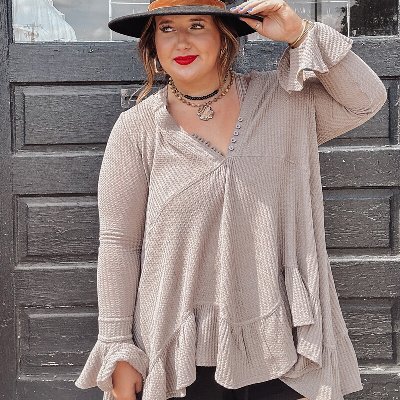 This Free People (Olivia) Inspired* Top is the perfect piece for Fall! Wear it unbuttoned with a bralette underneath for a layered effect, or just wear it with your favorite jewelry! Either way you'll be in style!
Available in sizes Small. Medium, and Large.
Colors available are Eggplant, Mocha, and Rust!

Madison is wearing a size Large.