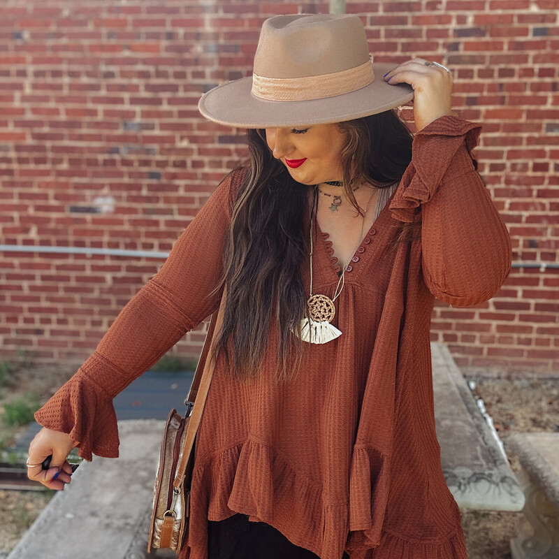This Free People (Olivia) Inspired* Top is the perfect piece for Fall! Wear it unbuttoned with a bralette underneath for a layered effect, or just wear it with your favorite jewelry! Either way you'll be in style!
Available in sizes Small. Medium, and Large.
Colors available are Eggplant, Mocha, and Rust!

Madison is wearing a size Large.