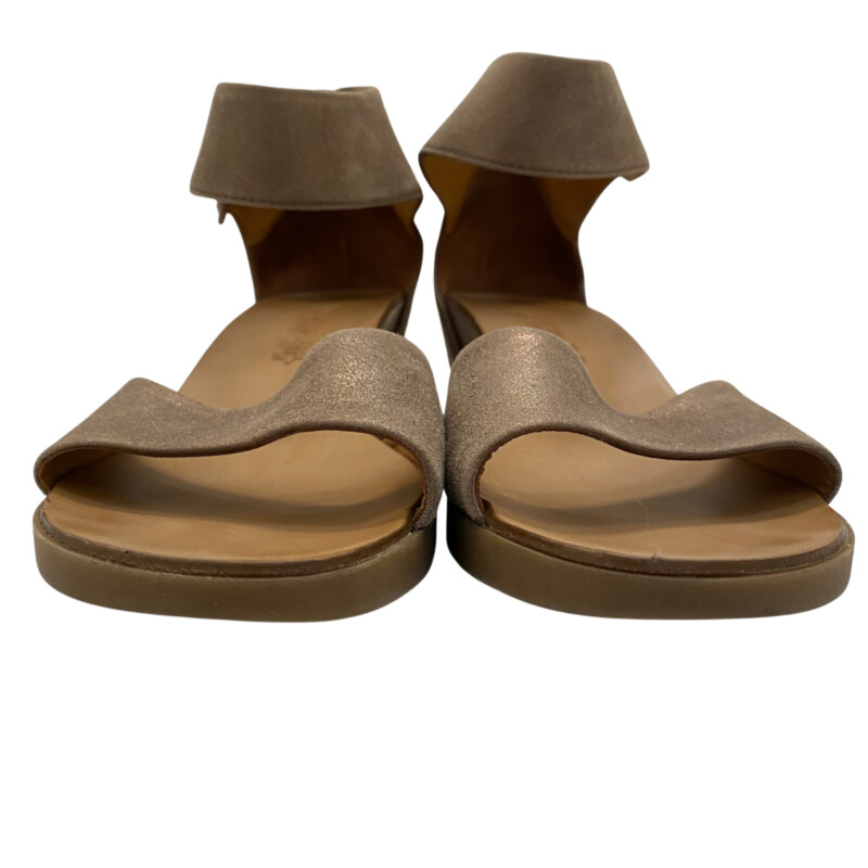 Paul Green Tammy Wedge Sandal<br />
Ankle Strap and Open Toe<br />
Color: Metallic Beige<br />
Leather<br />
German Size 6.5, U.S. Size: 9.5