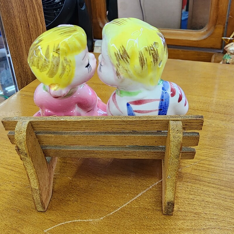 Kissing Boy & Girl, On Bench, Size: S & P