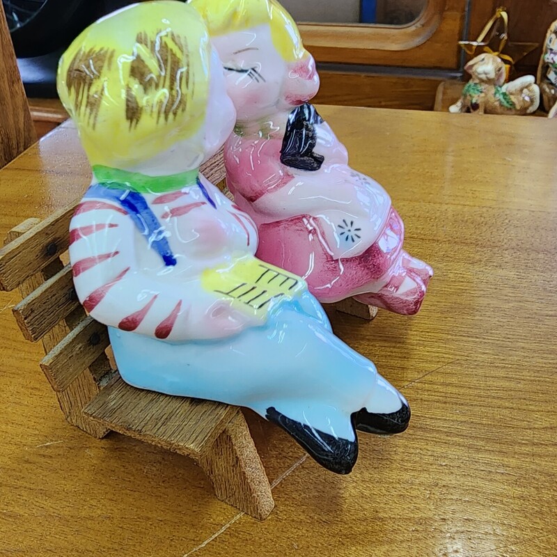 Kissing Boy & Girl, On Bench, Size: S & P