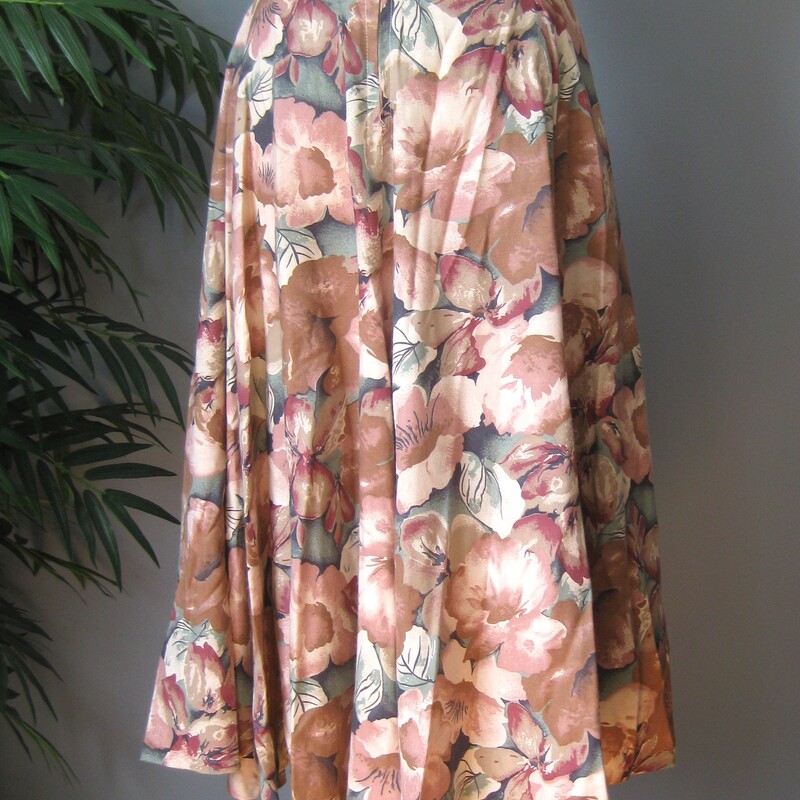 Vtg Handmade Floral, Tan, Size: Small
This is a pretty flowy skirt from the early 80s or maybe even the 70s
It was handmade of mauvey and tans floral fabric probably rayon
It has a waist band and a center back zipper and pants sliding hook and eye closure/
unlined
very full!
Great condition but amateur sewing.
Cute though!
Should fit a size small to medium
Flat measurements:
waist:  14.5
hip: free
length: 34


Thanks for looking!
#57983