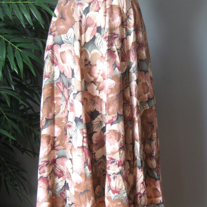 Vtg Handmade Floral, Tan, Size: Small
This is a pretty flowy skirt from the early 80s or maybe even the 70s
It was handmade of mauvey and tans floral fabric probably rayon
It has a waist band and a center back zipper and pants sliding hook and eye closure/
unlined
very full!
Great condition but amateur sewing.
Cute though!
Should fit a size small to medium
Flat measurements:
waist:  14.5
hip: free
length: 34


Thanks for looking!
#57983