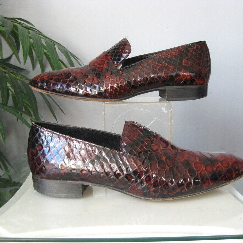 Vtg Spanish Snakeskin Loa, Black/Re, Size: 41 (9.5)<br />
Great looking pair of dimensional red/black  croc embossed leather loafers from Spain.<br />
Pointy toe and vamp toungue<br />
leather outsoles<br />
Size 9.5 / 41<br />
excellent vintage condition.<br />
sound, clean and ready to distinguish your sleek louche outfits and work looks<br />
<br />
thanks for looking!<br />
#62083