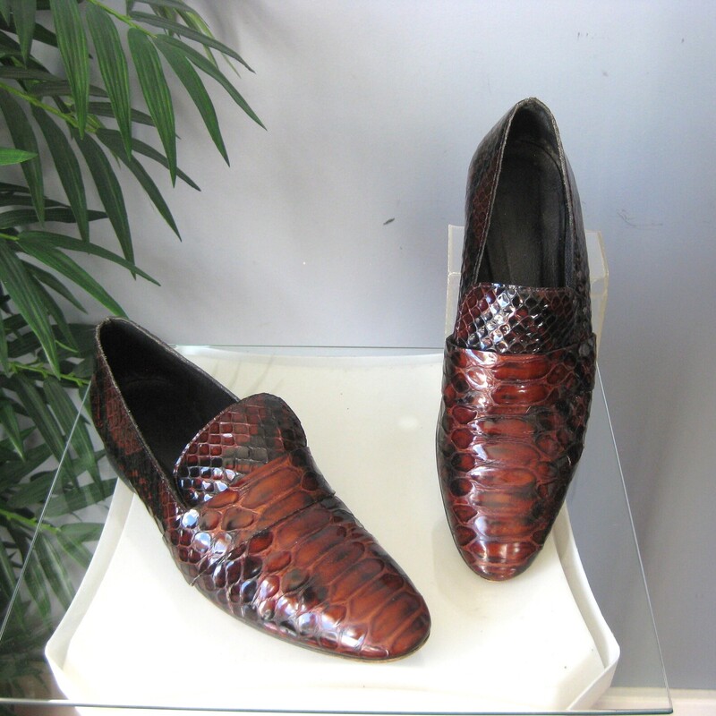Vtg Spanish Snakeskin Loa, Black/Re, Size: 41 (9.5)
Great looking pair of dimensional red/black  croc embossed leather loafers from Spain.
Pointy toe and vamp toungue
leather outsoles
Size 9.5 / 41
excellent vintage condition.
sound, clean and ready to distinguish your sleek louche outfits and work looks

thanks for looking!
#62083