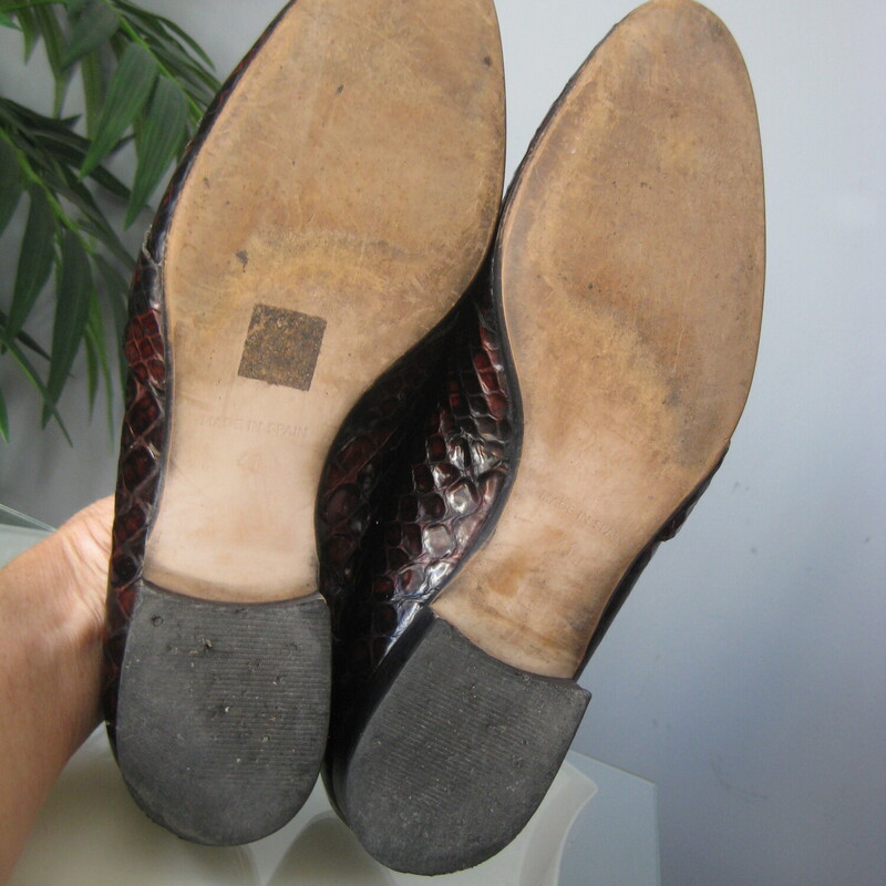 Vtg Spanish Snakeskin Loa, Black/Re, Size: 41 (9.5)<br />
Great looking pair of dimensional red/black  croc embossed leather loafers from Spain.<br />
Pointy toe and vamp toungue<br />
leather outsoles<br />
Size 9.5 / 41<br />
excellent vintage condition.<br />
sound, clean and ready to distinguish your sleek louche outfits and work looks<br />
<br />
thanks for looking!<br />
#62083