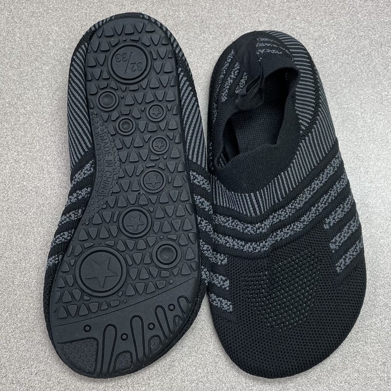 Water Shoes, Black, Size: 13-1Y<br />
NEW<br />
Original Size 32-33