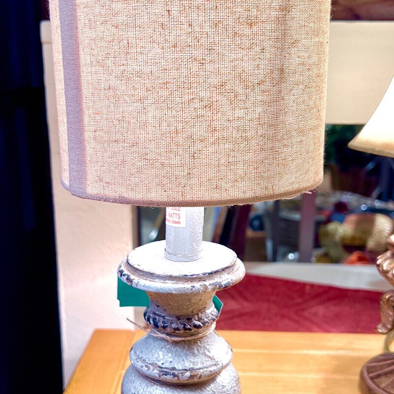 Small table lamp
Size: 14H