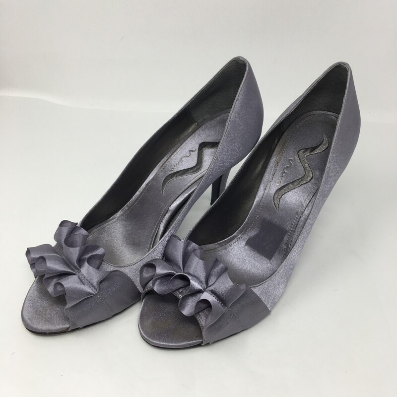 107-104 Nina, Silver, Size: 9
Silver high heel shoes -