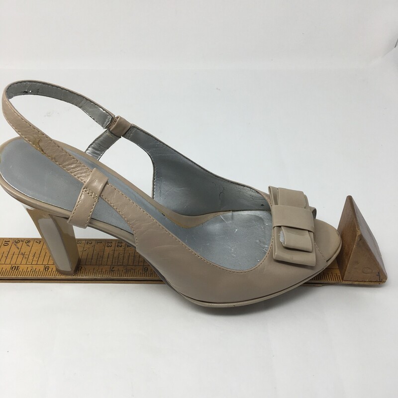 DB Undeniable Bandolino, Beige, Size: 9
Beige patent leather dress sandlas, very nice condition, bows on toes! slip-on heel strap, 4\" heel, There is very small wear seen on back of heels see photos-
1 lb 1.8 oz