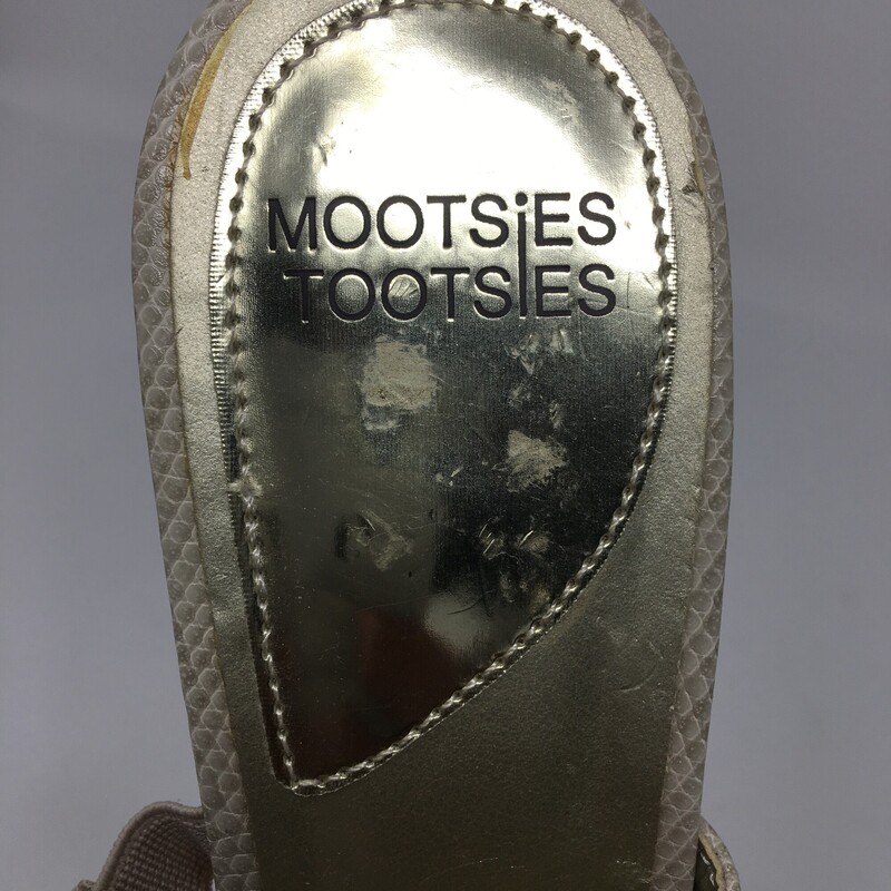 114-114 Mootsies Tootsies, Gold Bei, Size: 10<br />
Mootsies Tootsies sandals with small heel