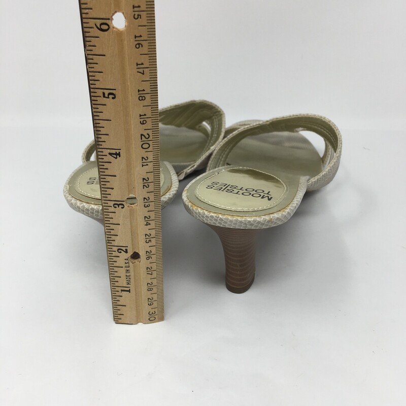 114-114 Mootsies Tootsies, Gold Bei, Size: 10<br />
Mootsies Tootsies sandals with small heel