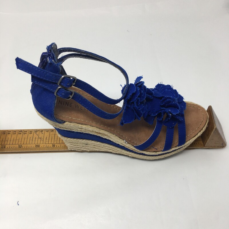 120-061 Nine West, Blue, Size: 7<br />
wedge heels w/ blue flowers x