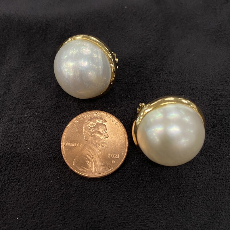14K Mabe Pearl Earrings<br />
Size: 18mm<br />
Omega Backs