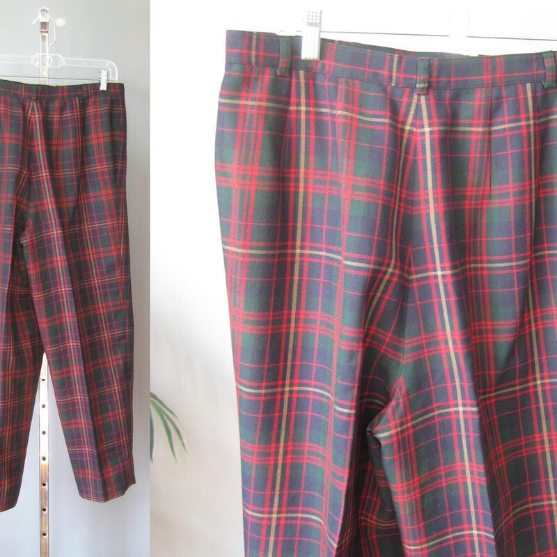Vtg Harve Benard Plaid, Red, Size: Vtg 16
Wool Plaid trousers in a red, navy, green and yellow by harve Benard.
Pleated at the top
Tapered through the leg
Fully lined waist to cuff
High waisted
side pockets and belt loops
100% wool
made in Belarus
excellent condition !

Marked size 16 , may fit smaller, please see measurements below:

flat measurements:
waist: 17
hip: 23
rise: 14.75
inseam: 27.75
Side seam: 41

thanks for looking!
#62354