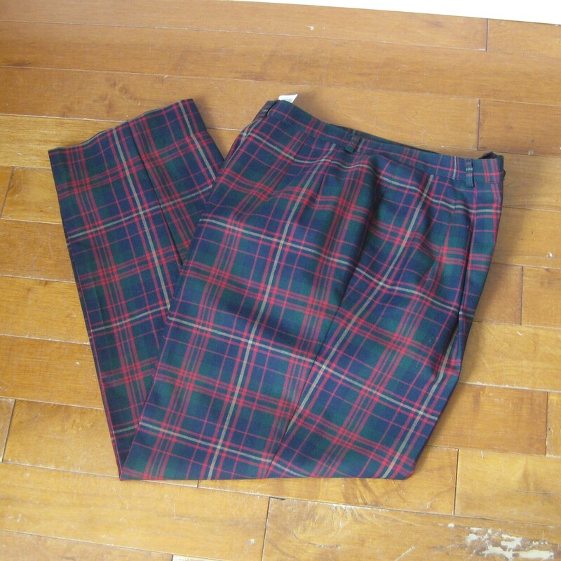 Vtg Harve Benard Plaid, Red, Size: Vtg 16<br />
Wool Plaid trousers in a red, navy, green and yellow by harve Benard.<br />
Pleated at the top<br />
Tapered through the leg<br />
Fully lined waist to cuff<br />
High waisted<br />
side pockets and belt loops<br />
100% wool<br />
made in Belarus<br />
excellent condition !<br />
<br />
Marked size 16 , may fit smaller, please see measurements below:<br />
<br />
flat measurements:<br />
waist: 17<br />
hip: 23<br />
rise: 14.75<br />
inseam: 27.75<br />
Side seam: 41<br />
<br />
thanks for looking!<br />
#62354
