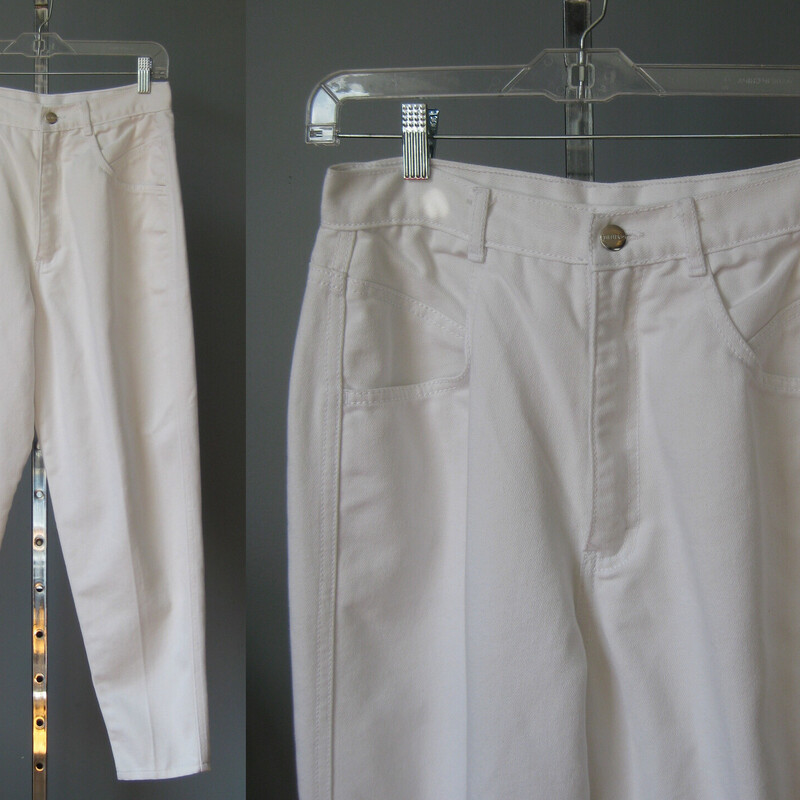 Vtg Gitano, White, Size: 14
Vintage 1980s or maybe 90s  high waisted jeans by Gitano.
Regular weight white denim, Tapered leg,  High waist
Two pockets in back and two in front
leather brand patch on the back.
Made in Taiwan

Marked size 14 but better for a modern size medium.  roomy in the hips but check the waist measurement below.

Flat measurements:
waist: 14.25
hip: 23.5
rise: 13
inseam: 27
side seam: 37.5
excellent condition! no flaws.
Thanks for looking!
#3572