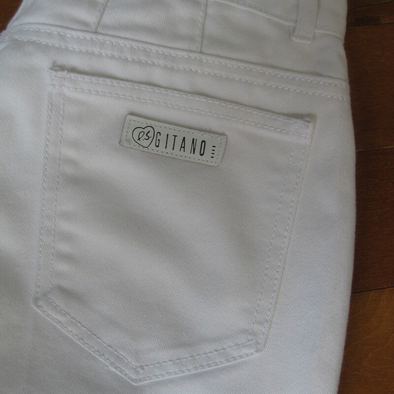 Vtg Gitano, White, Size: 14
Vintage 1980s or maybe 90s  high waisted jeans by Gitano.
Regular weight white denim, Tapered leg,  High waist
Two pockets in back and two in front
leather brand patch on the back.
Made in Taiwan

Marked size 14 but better for a modern size medium.  roomy in the hips but check the waist measurement below.

Flat measurements:
waist: 14.25
hip: 23.5
rise: 13
inseam: 27
side seam: 37.5
excellent condition! no flaws.
Thanks for looking!
#3572