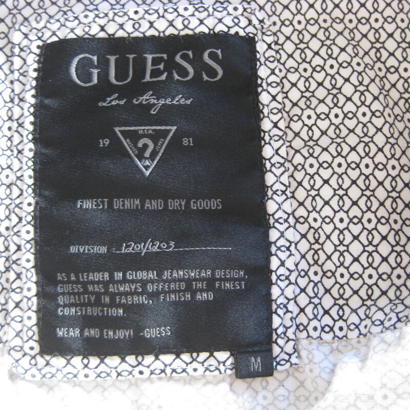 Cotton button down by Guess<br />
100% Cotton<br />
Chest pocket<br />
button cuffs<br />
made in India<br />
<br />
Here are the flat measurements, please double where appropriate:<br />
Shoulder to Shoulder: 17.5<br />
Armpit to Armpit: 21.5<br />
Underarm sleeve seam length: 19.5<br />
Overall length: 29.5<br />
<br />
Thanks for looking!<br />
#59073