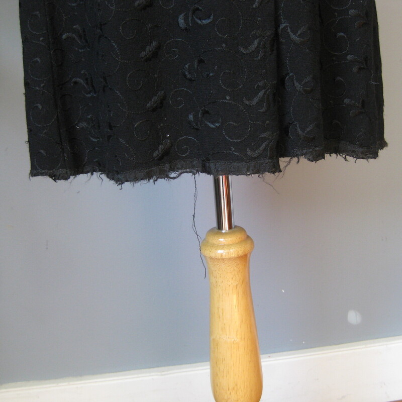 This black wool dress by DRA Original is trimmed with black satin and embroidered all over in black flowers.
It's fitted sheath
unlined
It needs to be hemmed.
Otherwise great condtion, with a thread of the embroidery pulled here and there.

Here are the flat measurements, please double where appropriate:

Waist: 15
Hip: 19
Armpit to Armpit: 19 1/2
Underarm sleeve seam length: 16
Length in current unhemmed state: 40.5

Thank you for looking.
#51279