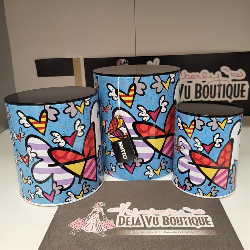 Romero Britto Flying Hearts Metal Nested Canisters 3pc. Set
Canister sizes of 7x5.9(in), 6x5.5(in), 5x4(in)

Brand New with tags!!