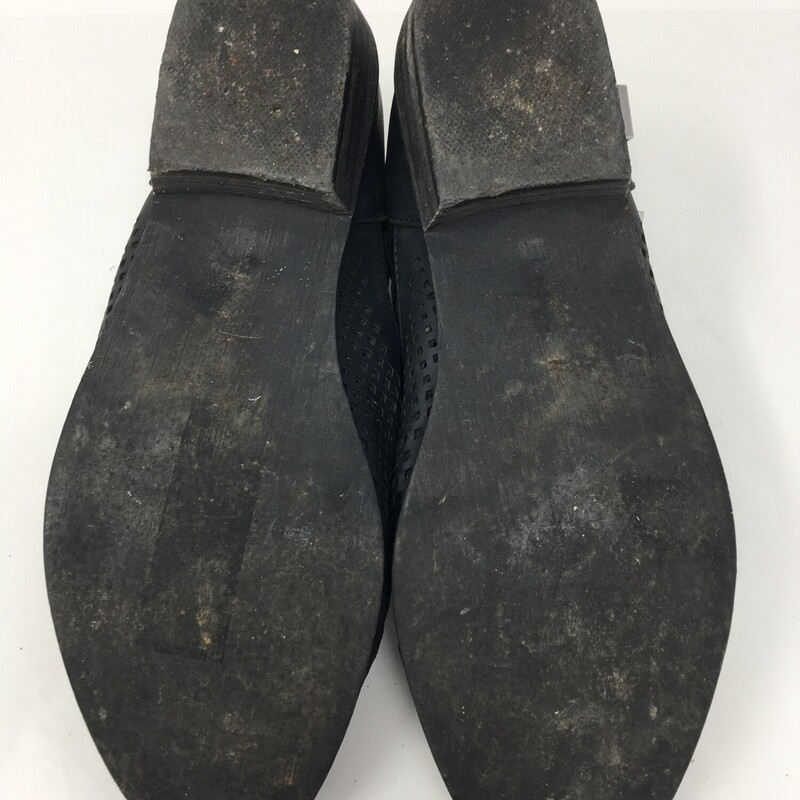 125-143 Forever 21, Black, Size: 7.5
flat shoes with holes all over and straps around the ankle leather  bad